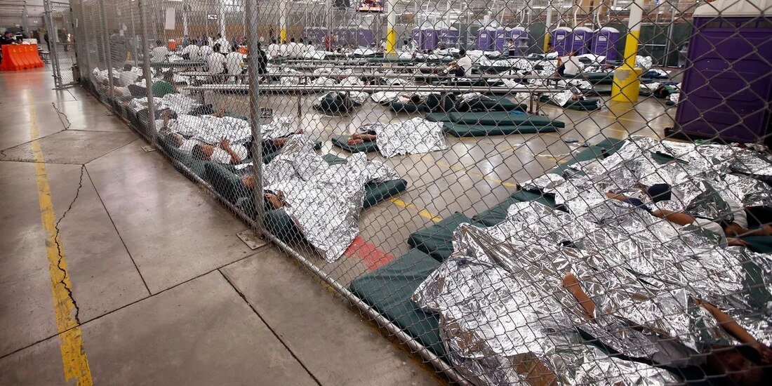 Menores separados de sus familiares, en centros de detención migratoria de EU, en imagen de archivo.