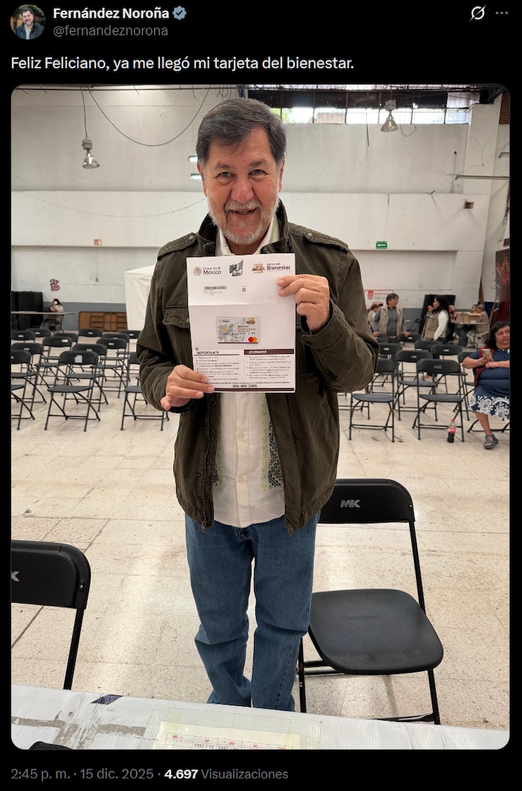 El senador Gerardo Fernández Noroña, de Morena, presume su tarjeta del Bienestar.