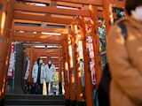 Con medidas sanitarias, Japoneses visitan un templo ubicado en Tokyo