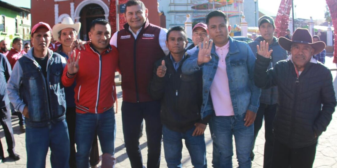 Alejandro Armenta (centro) busca ser el proximo gobernador del estado de Puebla.