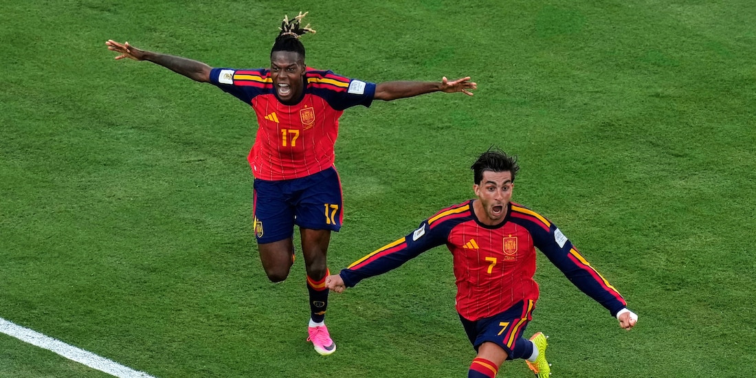Ferran Torres celebra su anotación.