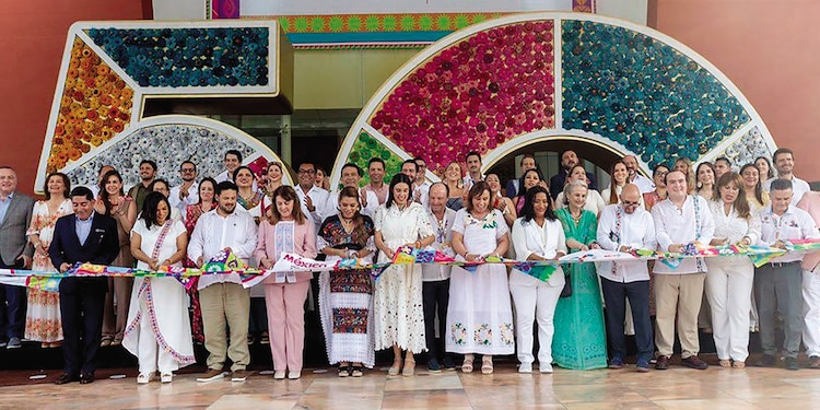 Evelyn Salgado (c.), gobernadora de Guerrero, rodeada de representantes de Turismo, en corte inaugural del Tianguis, ayer.