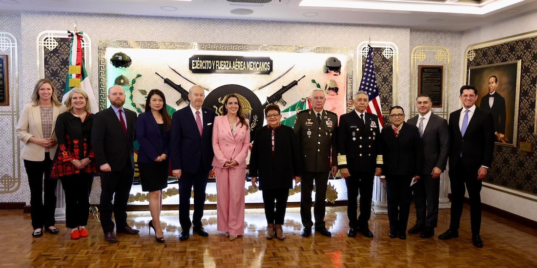 Funcionaria estadounidense y el embajador Ronald Johnson se reunieron con el gabinete de seguridad