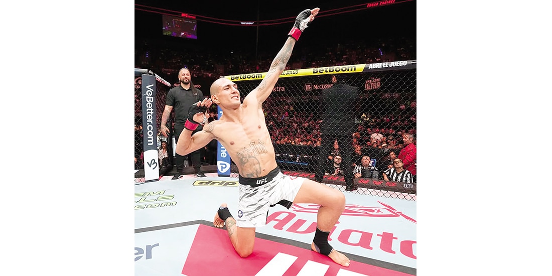 Chairez celebra su victoria en la Arena CDMX, en el evento pasado.