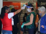 La toma de temperatura se continúa realizando como medida de prevención de Covid-19 en los capitalinos