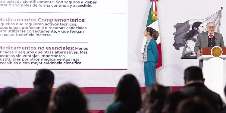 Claudia Sheinbaum y David Kershenobich, ayer, en conferencia.