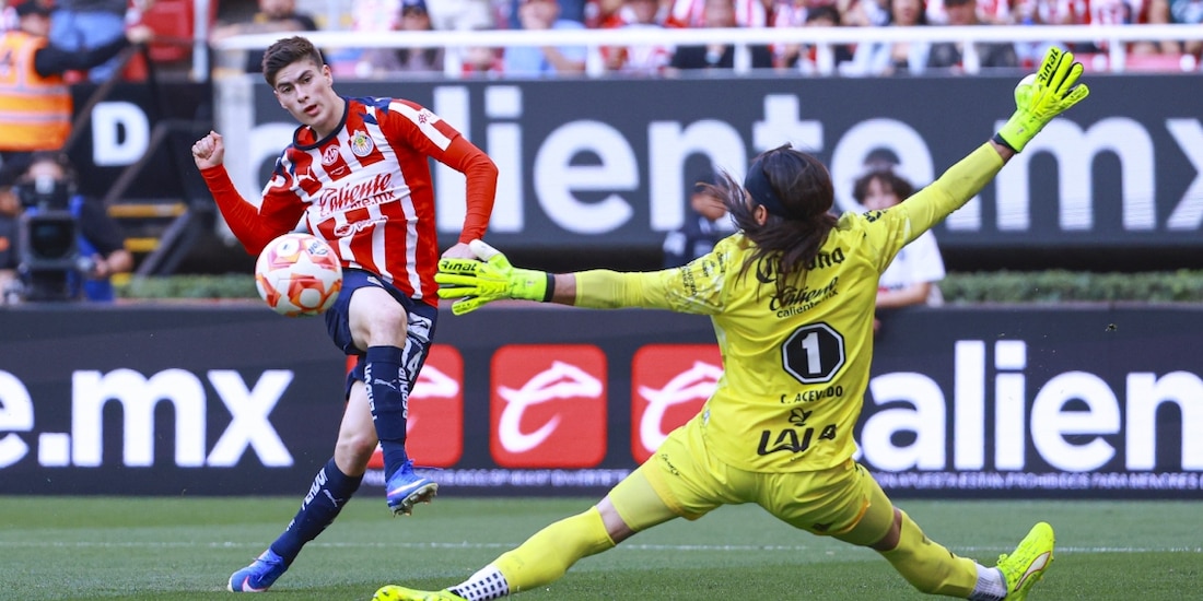Armando González en uno de su goles con Chivas ante Santos en el Clausura 2026 de la Liga MX