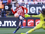 Armando González en uno de su goles con Chivas ante Santos en el Clausura 2026 de la Liga MX