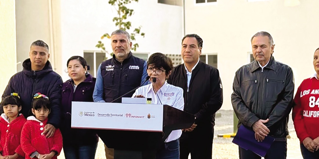 Edna Vega, titular de la Sedatu, ayer en la entrega de viviendas en el estado de Chiapas.