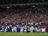 Jugadores de los Bills de Buffalo rezan por su compañero Damar Hamlin en el Monday Night Football de la Semana 17 de la NFL.