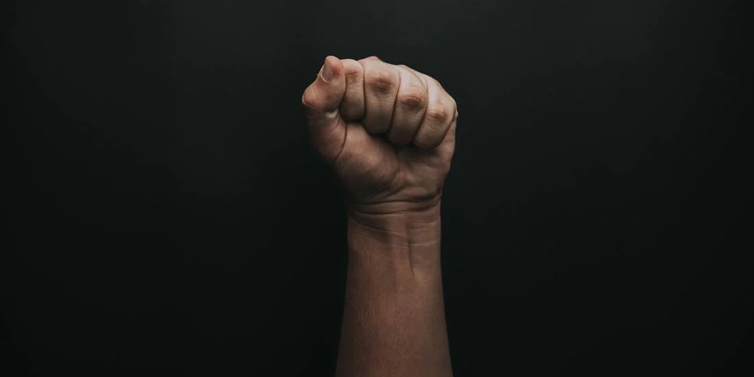 En la imagen ilustrativa, un puño en alto, expresión de lucha