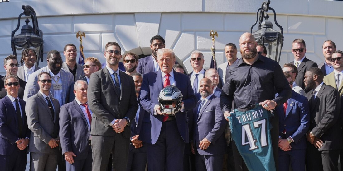 El presidente (centro) y algunos de los jugadores de las Águilas de Filadelfia, ayer, en la Casa Blanca.