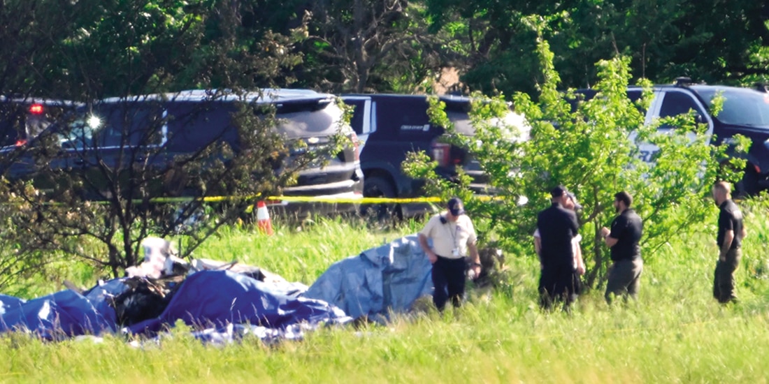 Personal de emergencia investiga el lugar del accidente aéreo en Missouri, ayer.