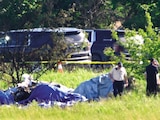 Personal de emergencia investiga el lugar del accidente aéreo en Missouri, ayer.