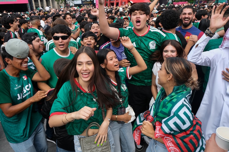 Aficionados durante la transmisión del partido México vs Ecuador