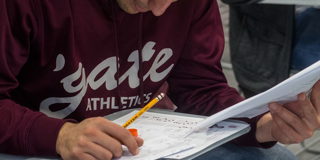 Un estudiante presenta un examen de admisión