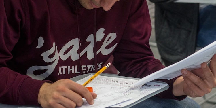 Un estudiante presenta un examen de admisión