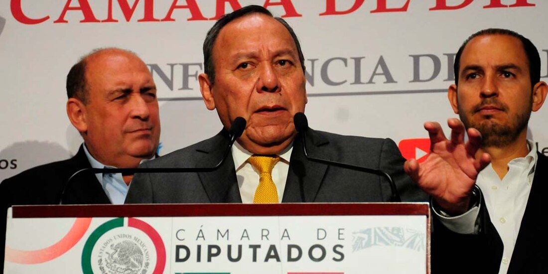 El coordinador del Grupo Parlamentario del Partido Revolucionario Institucional en la Cámara de Diputados, Rubén Moreira Valdez, el dirigente nacional del Partido de la Revolución Democrática, Jesús Zambrano Grijalva, y su homólogo del Partido Acción Nacional, Marko Cortés Mendoza