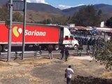 Normalistas de Ayotzinapa lanzaron un tráiler sin conductor a elementos de la Guardia Nacional.