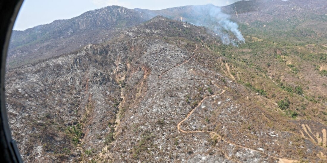 Por tierra y aire continúa la sofocación del incendio forestal en El Veladero de Acapulco