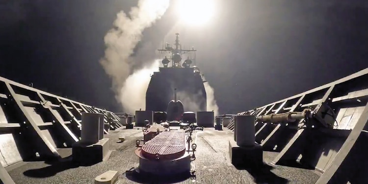 La Armada de EU difundió las imágenes del ataque a hutíes desde el USS Gettysburg.