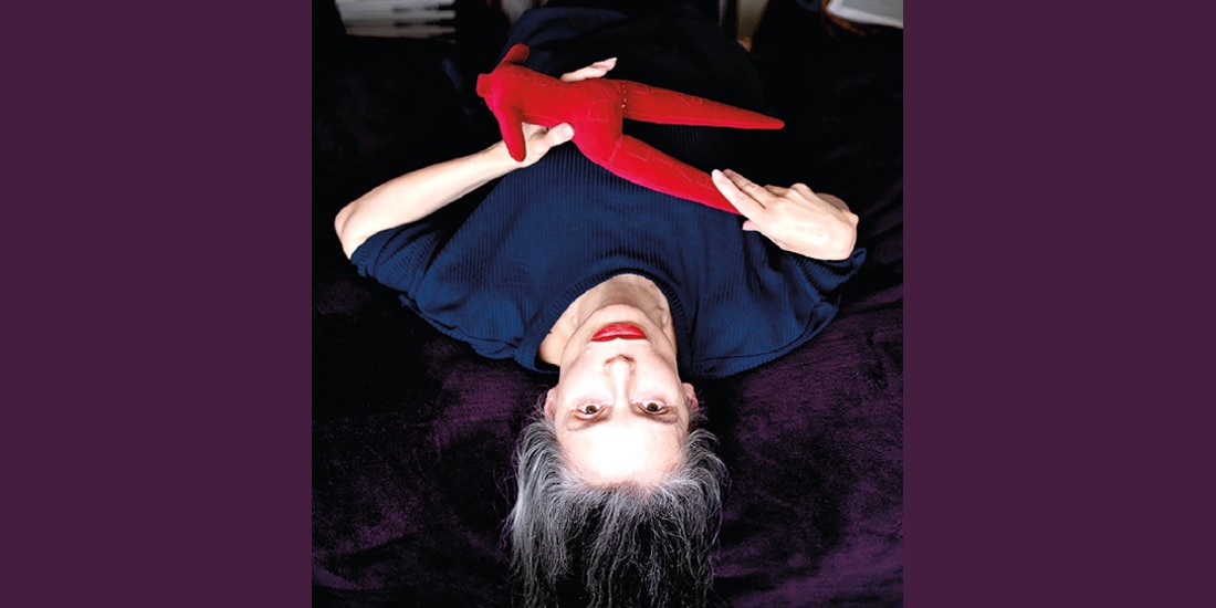 Penny Goring posando ante la 1 cámara.