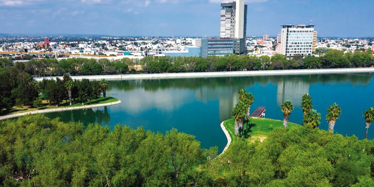 Parque Tangamanga I │ Uno de los parques urbanos más grandes de México, ideal para caminar, hacer deporte o simplemente relajarse. Cuenta con áreas verdes, lago, zoológico y espacios culturales como el Teatro Carlos Amador, por mencionar algunos sitios.