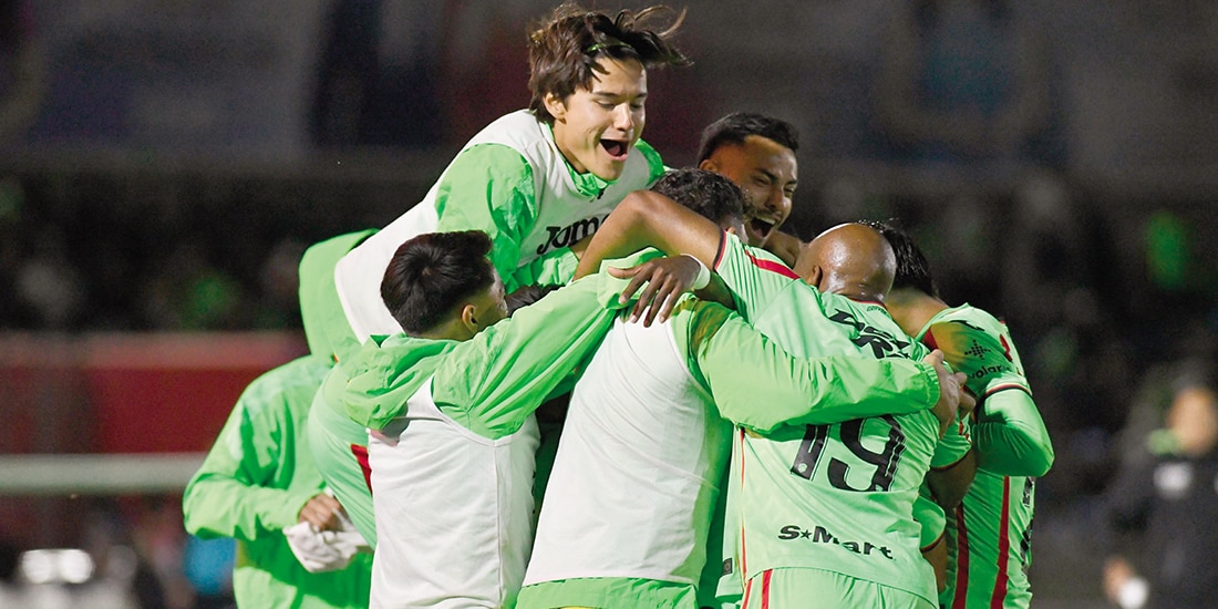 Jugadores de los Bravos celebran el primer gol de ayer en play-in.