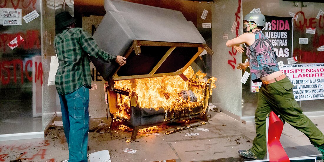 Manifestantes prenden fuego a la sede de Censida en demanda de medicamentos para tratar el VIH, ayer.