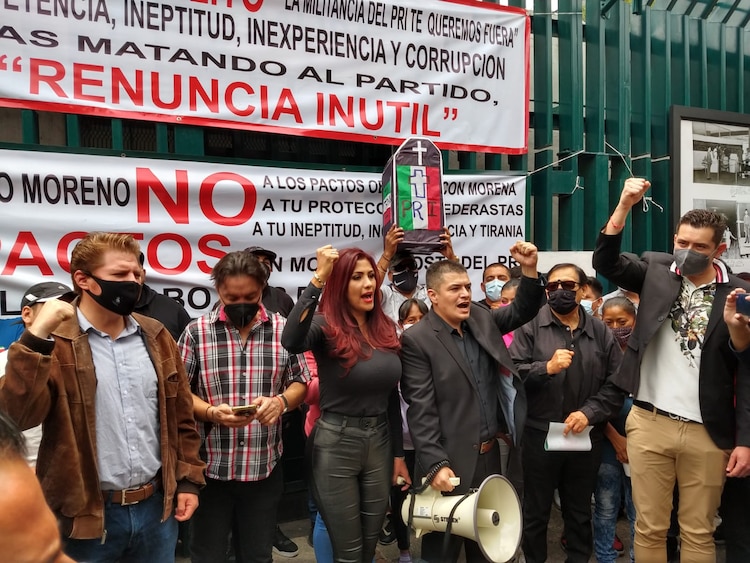 Militantes priistas protestaron en exigencia de la renuncia del dirigente nacional del PRI, Alejandro Moreno. 