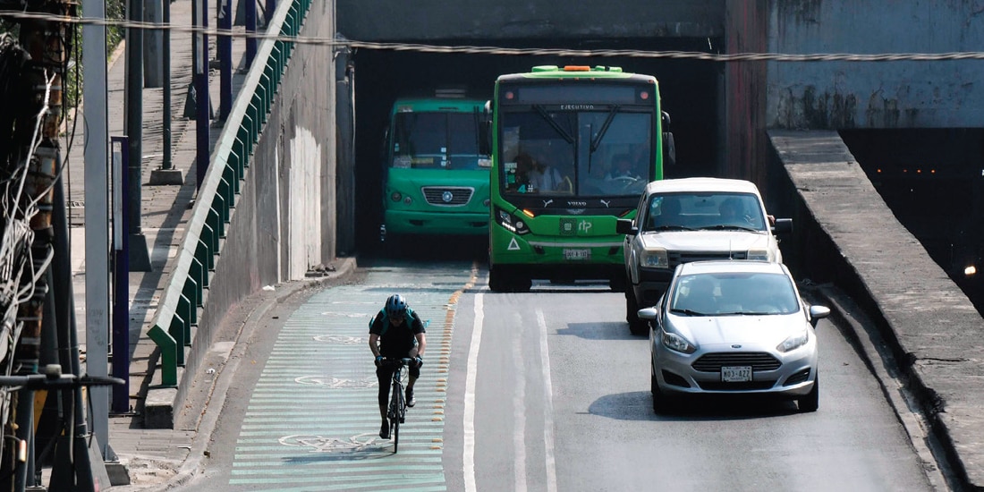 Un ciclista circula por la ruta Gran Tenochtitlán, en Tlalpan, en enero pasado