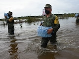 Elementos del Ejercito Mexicano llevaron ayuda al poblado de Chemblas ya que se encuentra inundado debido a las lluvias provocadas por Delta.