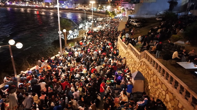 Miles de asistentes disfrutan del espectáculo piromusical que iluminó la bahía de Mazatlán durante el tercer día del Carnaval 2026.