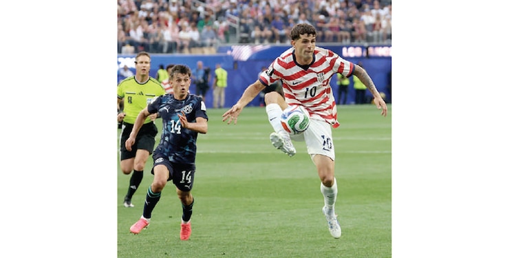 PULISIC, artífice de las dos primeras anotaciones, controla el balón, ayer, en el SoFi.