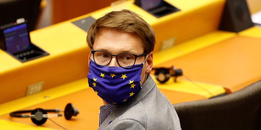 Un eurodiputado, durante una sesión, ayer, para avalar el proyecto.