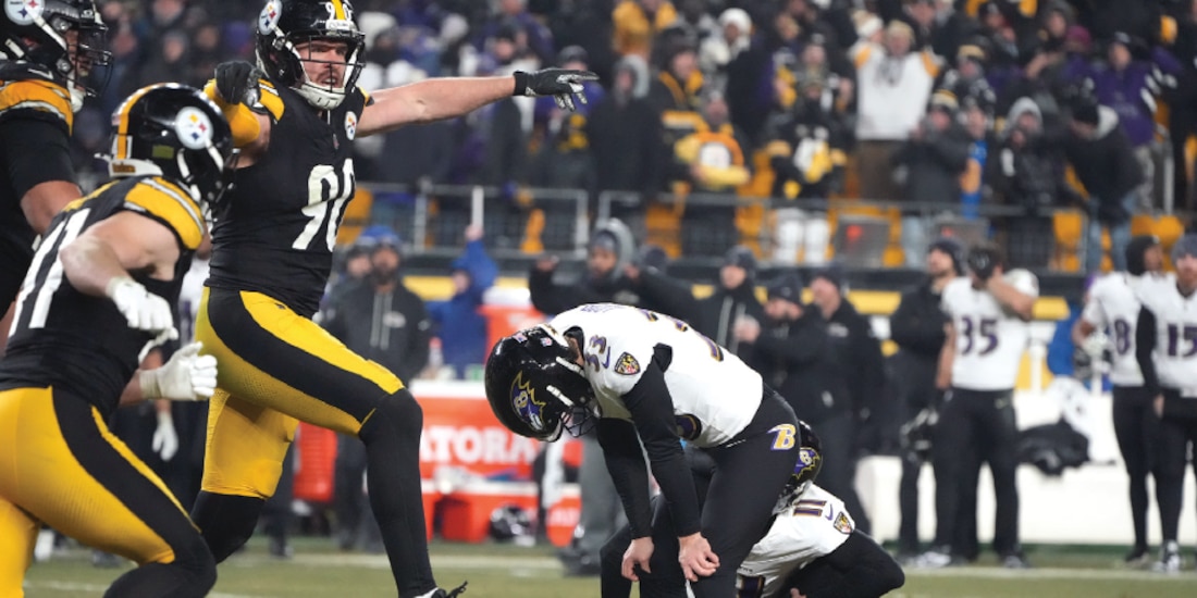 JUGADORES de Steelers festejan su agónico triunfo sobre Ravens, anoche.