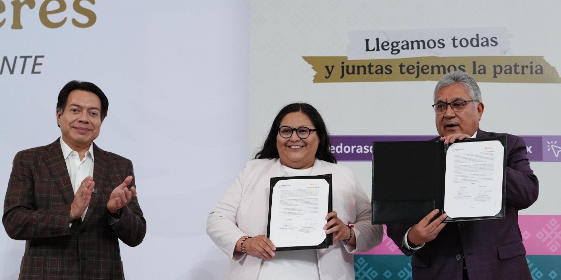 Mario Delgado atestigua acuerdo entre Secretaría de las Mujeres y el SNTE.