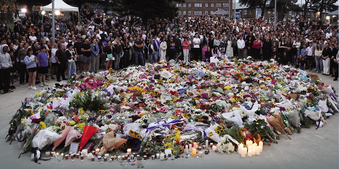 Personas se reúnen para honrar a las víctimas del tiroteo durante una festividad de Janucá en Bondi Beach, ayer.