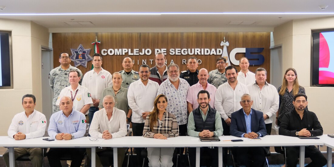 Al centro de la imagen, la Gobernadora constitucional de Quintana Roo.