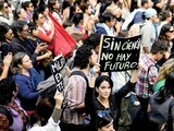 Miles de estudiantes argentinos protestan contra los recortes de Milei a las universidades.