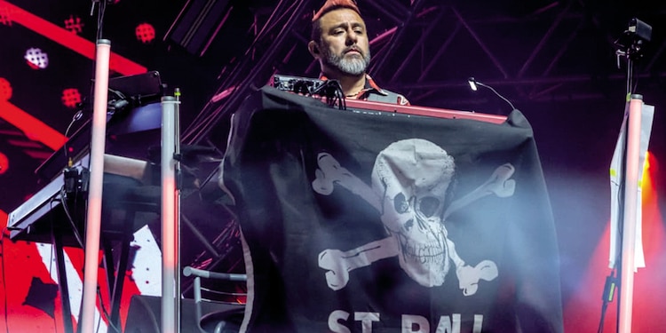 Panteón rococó demostrando su fuerza en el escenario del Estadio GNP Seguros.