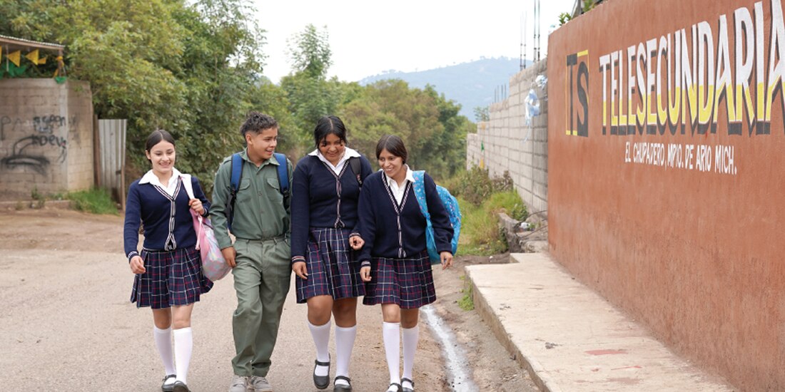 Destinan más de $104 mil millones en apoyos para 13.6 millones de estudiantes para el ciclo escolar 2024-2025.