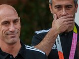 El presidente de la Federación Española de Futbol, Luis Rubiales (delante), durante la recepción a las campeonas del mundo