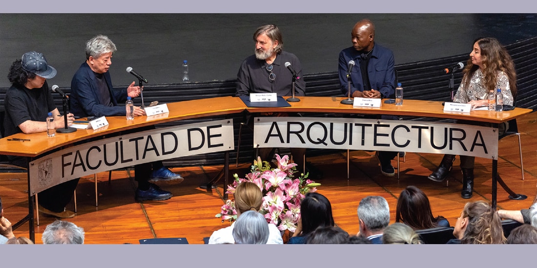 De izq. a der., Liu Jiakun (segundo), Smiljan Radić Clarke y Francis Kéré, ayer.