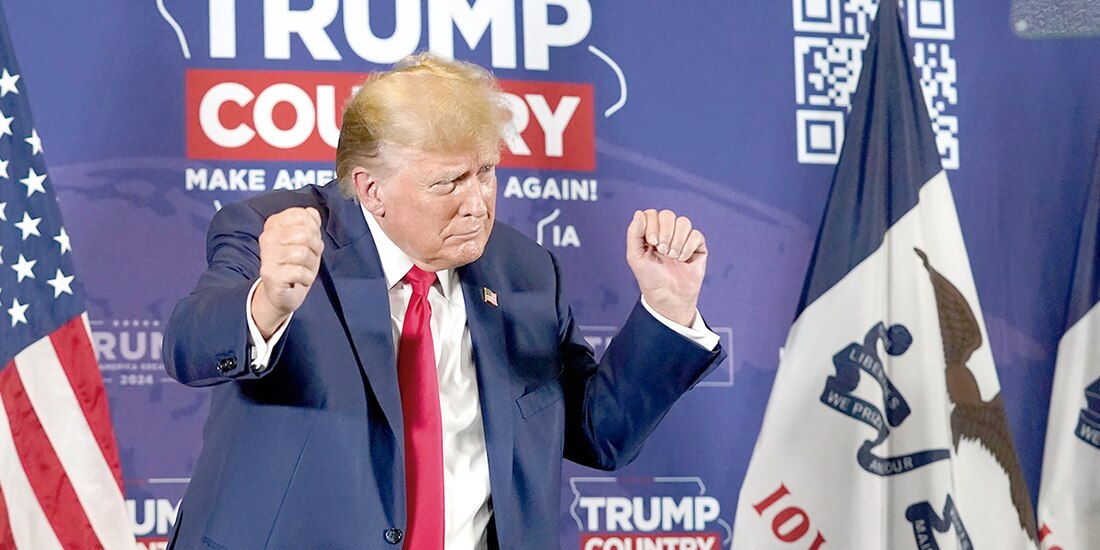 El expresidente Trump baila después de hablar en un mitin de campaña en el Sioux Center, en Iowa, ayer.