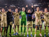 Jugadores del Barcelona festejando su victoria ante el Osasuna.