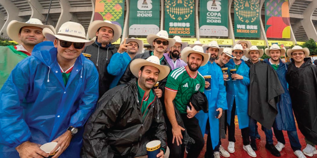 AFICIÓN mexicana celebra el encuentro deportivo con la esperanza de triunfo, ayer.