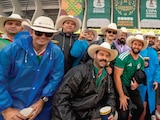AFICIÓN mexicana celebra el encuentro deportivo con la esperanza de triunfo, ayer.