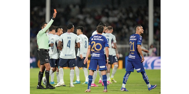 FATALIDAD. Pumas se quedó con 10
elementos tras expulsión de Uriel Antuna
por una falta sobre Jeremy Márquez en la
banda al minuto 93.