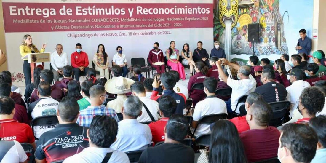 Entrega Evelyn Salgado estímulos y reconocimientos a medallistas y atletas destacados de Guerrero.